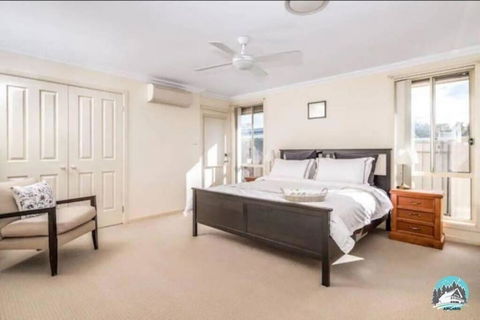 Aircabin - Tuggerawong - Lake Front - 9 Beds House - Pubs and Clubs 2
