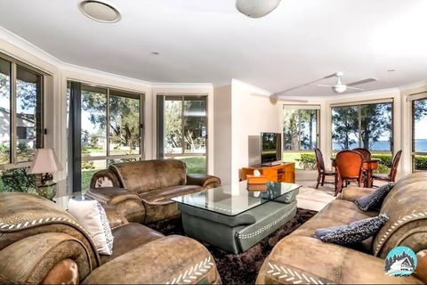 Aircabin - Tuggerawong - Lake Front - 9 Beds House - Pubs and Clubs 3