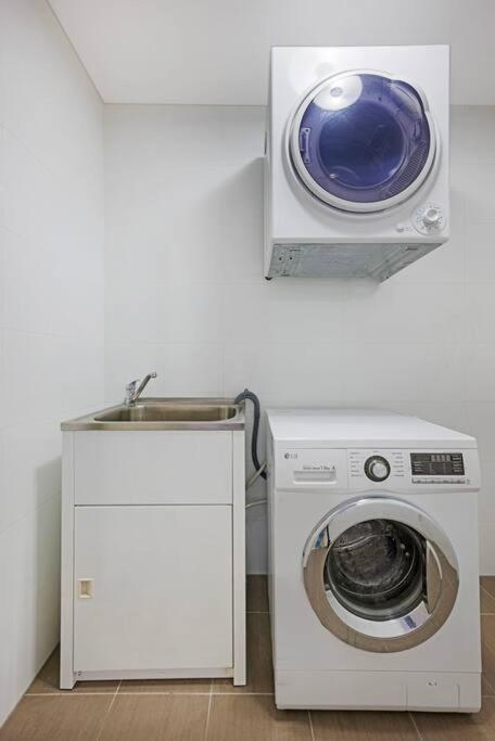 Airport And Waterview Retreat - Pubs and Clubs 2