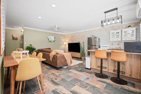 Akuli By The Sea Unit 3 - Pubs and Clubs 0