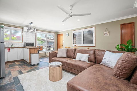 Akuli By The Sea Unit 3 - Pubs and Clubs 3