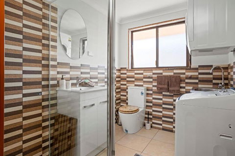 Akuli By The Sea Unit 3 - Pubs and Clubs 4