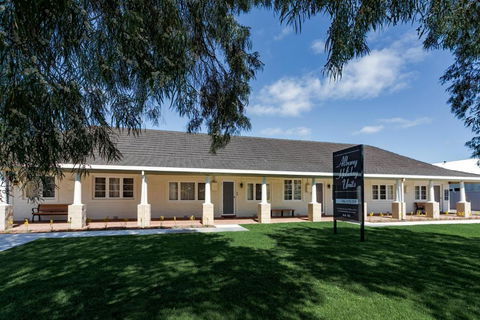 Albany Holiday Units - Pubs and Clubs 0