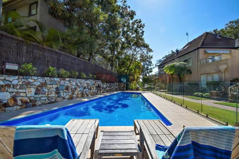 Alderly Terrace - Pubs and Clubs 1