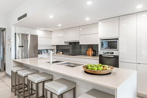 Alex Beach House - Pubs and Clubs 2