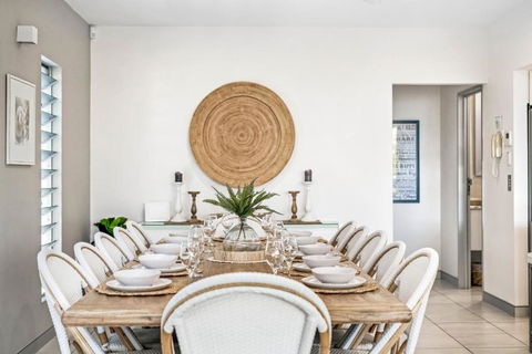 Alex Beach House - Pubs and Clubs 1