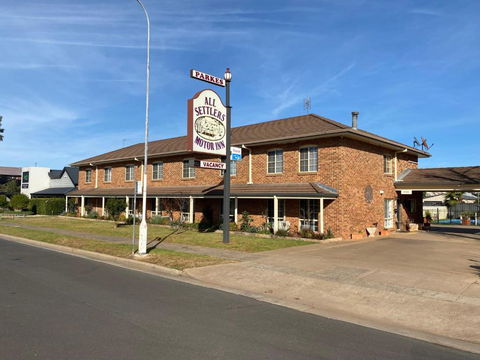 All Settlers Motor Inn Parkes - Pubs and Clubs 0