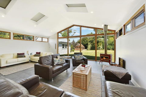 Alleura House - Pubs and Clubs 1