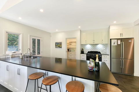 Alleura House - Pubs and Clubs 2