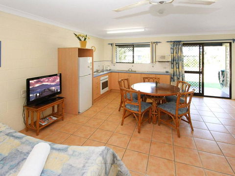 Alma Bay Holiday Unit 1 - Pubs and Clubs 1