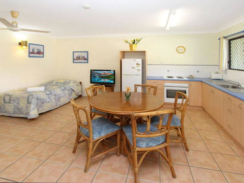 Alma Bay Holiday Unit 1 - Pubs and Clubs 2