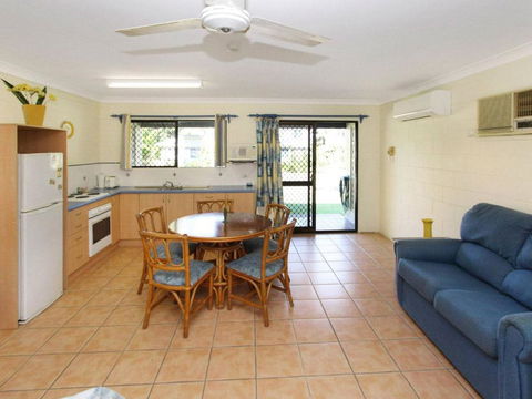 Alma Bay Holiday Unit 1 - Pubs and Clubs 3