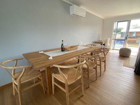 Alma Beach Haven - Pubs and Clubs 2