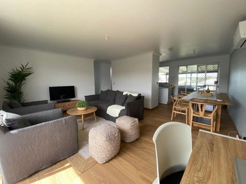 Alma Beach Haven - Pubs and Clubs 3