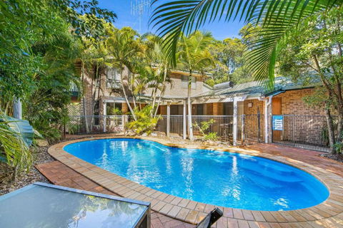 Amaroo Rainbow Shores - Pubs and Clubs 0