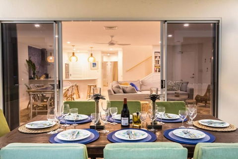 Amaroo Villa - Absolute Beachfront Port Douglas - Pubs and Clubs 1