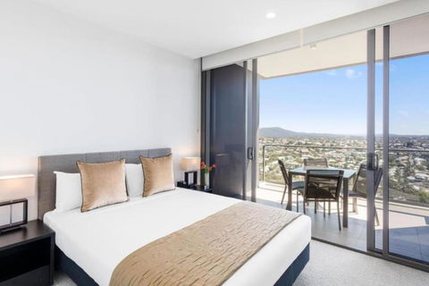 Amazing 2BR Delicate Apt, 1min To Train Station - Pubs and Clubs 3