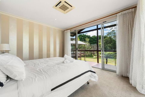 Amazing Acreage Style Living - Pubs and Clubs 0