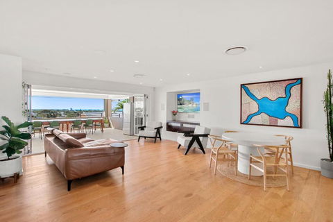 Anderson Street 22, Battery Hill - Pubs and Clubs 0