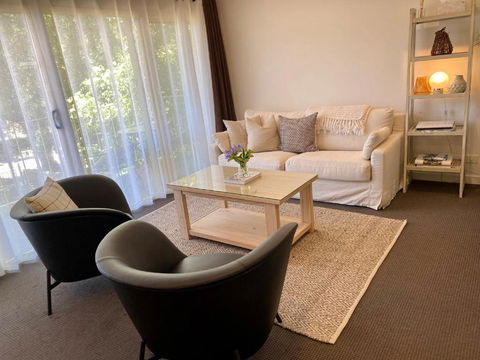 Angaston Mews Apartments - Pubs and Clubs 0