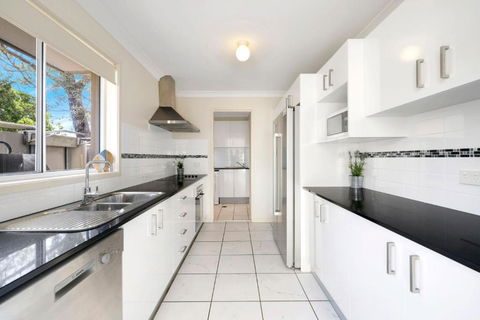 Annvilla - Two Bedroom Townhouse In Huskisson - Pubs and Clubs 3
