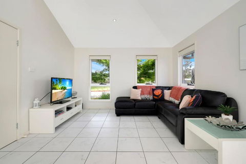 Annvilla - Two Bedroom Townhouse In Huskisson - Pubs and Clubs 4