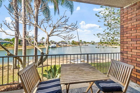 Anjuna, 2 Bedroom Apartment On Canal - Pubs and Clubs 1