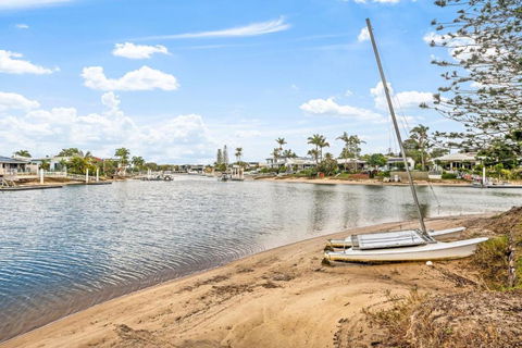 Anjuna, 2 Bedroom Apartment On Canal - Pubs and Clubs 2