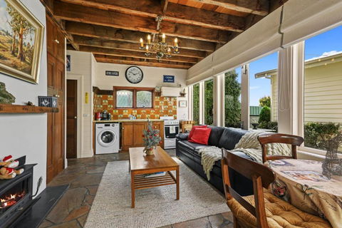 Apollo Bay Guesthouse - Pubs and Clubs 1