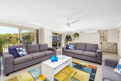 Aqua Lagoon - Great Family Beach Getaway - Pubs and Clubs 1