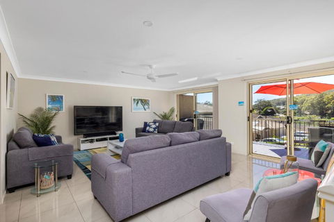 Aqua Lagoon - Great Family Beach Getaway - Pubs and Clubs 2