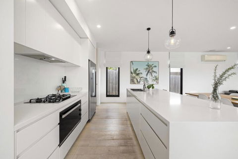 Aqua Luna - Stylish Retreat By Koonya Ocean Beach - Pubs and Clubs 4