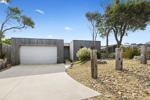 Aqua Luna - Stylish Retreat By Koonya Ocean Beach - Pubs and Clubs 2