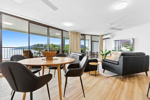 Aquarius Esplanade Retreat - Pubs and Clubs 0