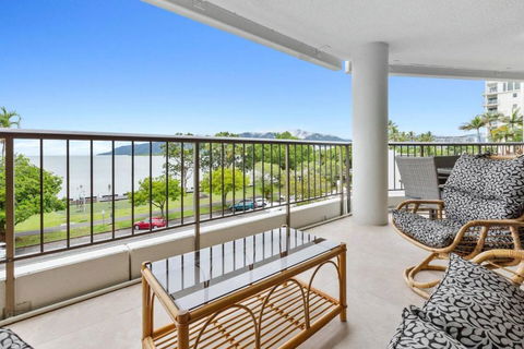 Aquarius Esplanade Retreat - Pubs and Clubs 1