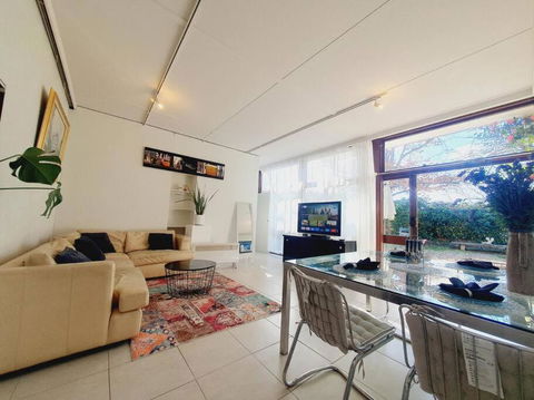 Architectural Bright Open 2B&1B Home With A Private Garden At Yarralumla - Pubs and Clubs 3