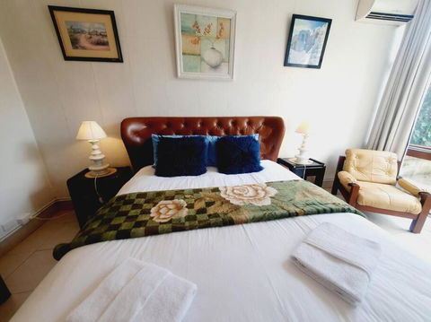 Architectural Bright Open 2B&1B Home With A Private Garden At Yarralumla - Pubs and Clubs 2