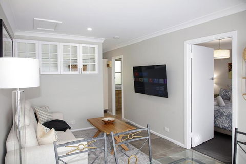 Armidale Cottage - All You Need On Taylor - Pubs and Clubs 2