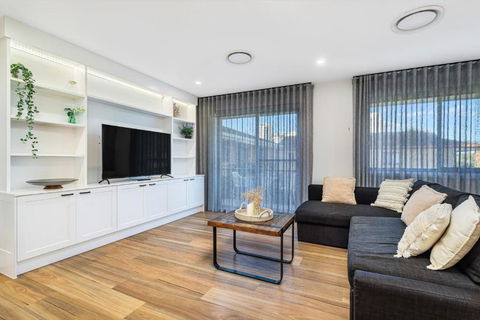 Armrick Seaside Apartments Broadbeach - Pubs and Clubs 3