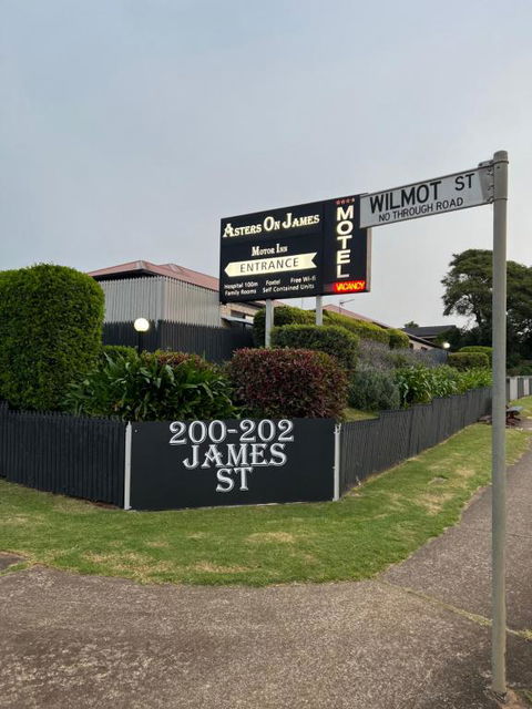 Asters On James Motor Inn - Pubs and Clubs 1