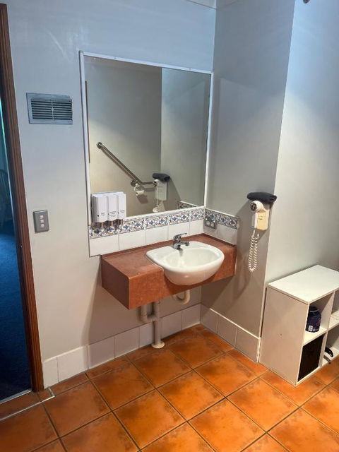 Asters On James Motor Inn - Pubs and Clubs 3