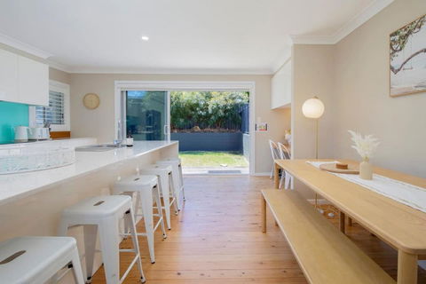 Aurora Grove - A Familly Retreat At Caves Beach - Pubs and Clubs 4