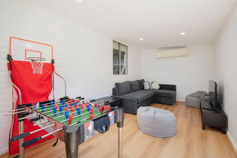 Aurora Grove - A Familly Retreat At Caves Beach - Pubs and Clubs 2