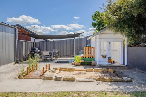 Aurora Grove - A Familly Retreat At Caves Beach - Pubs and Clubs 3