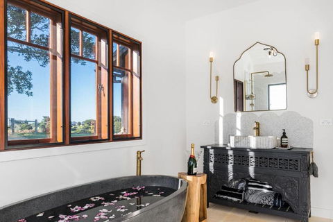 Aurora House - Pubs and Clubs 3