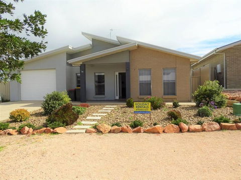 Avella House - Pubs and Clubs 0