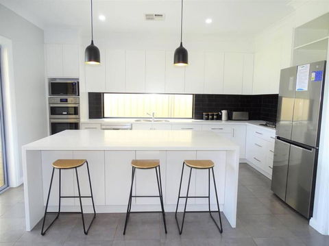 Avella House - Pubs and Clubs 1