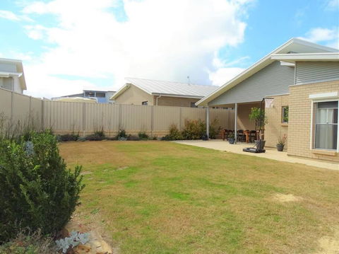 Avella House - Pubs and Clubs 2