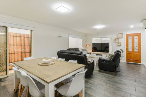 Avenue Family Retreat - Pubs and Clubs 0