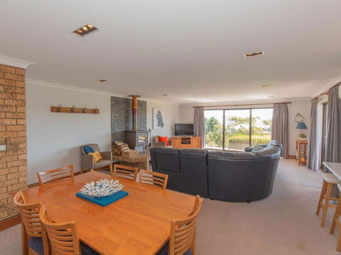 Aviemore 4 14 Cobbodah Street - Pubs and Clubs 2